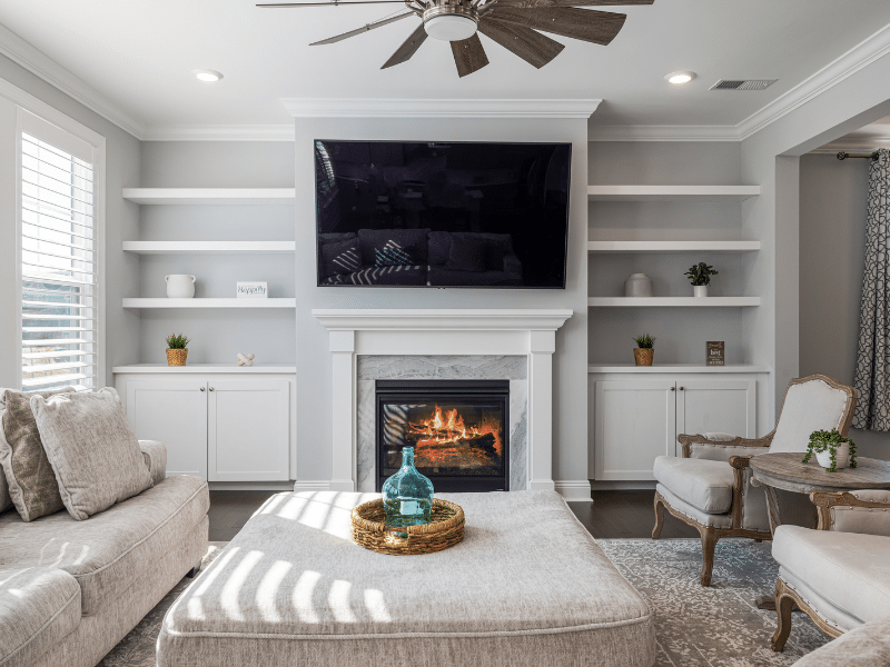 A living room that is clean and decorated with white.