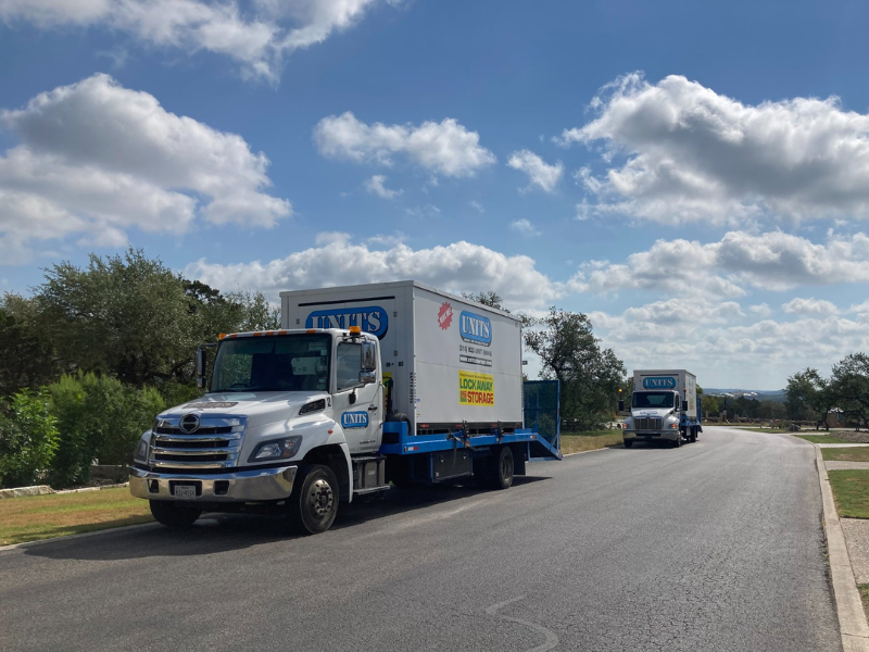 UNITS portable storage containers on trucks for Long-Distance Moving